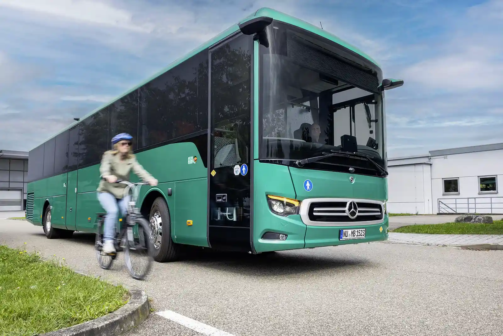 Autobuzul electric interurban Mercedes-Benz eIntouro face turul României în mai