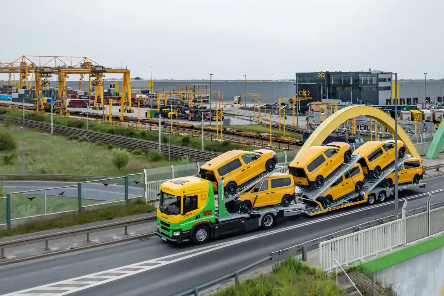 STS Logistics operează primul transportor auto electric Scania din Polonia 3 primul transportor auto electric Scania polonia 1