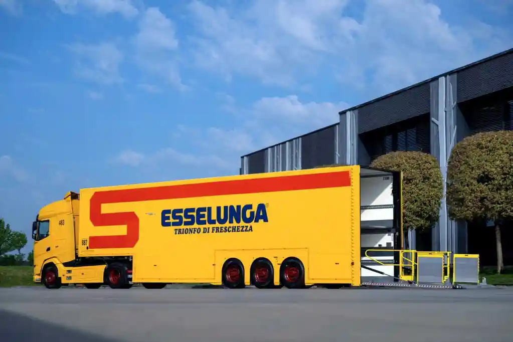 Italtrans introduce semiremorca double-decker Burgers în operațiunile Esselunga 4 Italtrans introduce semiremorca double-decker Burgers în operațiunile Esselunga