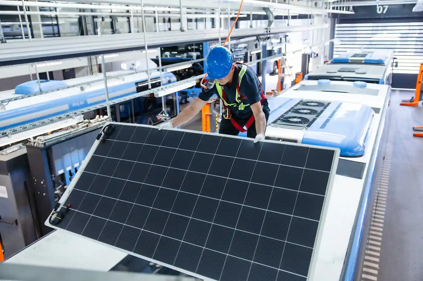 ZF lansează un sistem retrofit de panouri solare pentru reducerea consumului autobuzelor