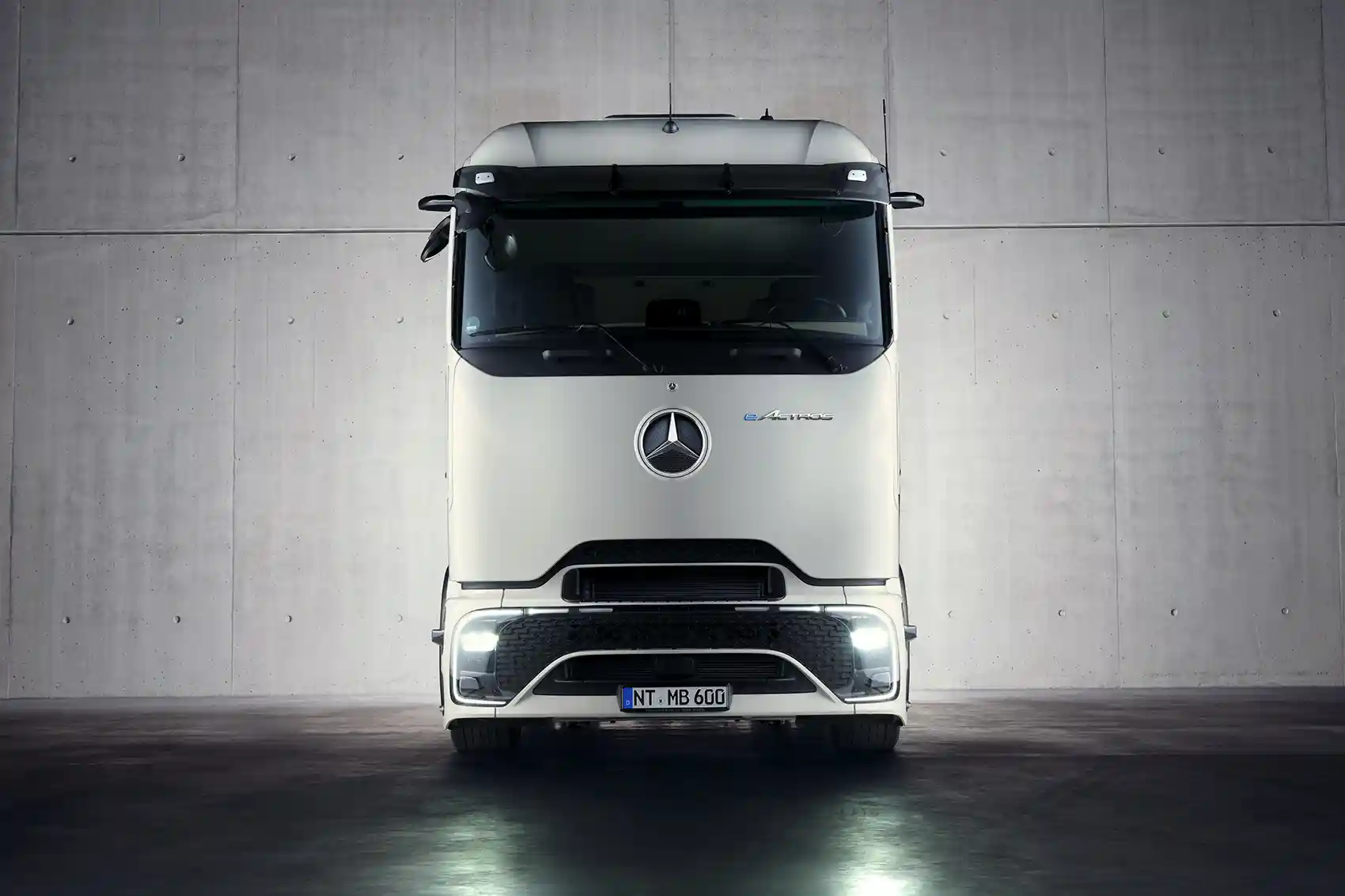 mercedes benz eactros lowliner cap tractor electric mega 1