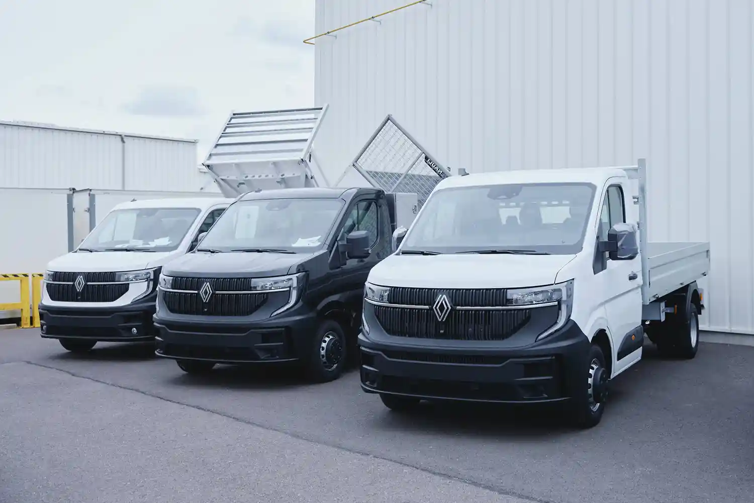 Renault oferă vehicule comerciale carosate direct din fabrică pentru clienții business 3 Renault oferă vehicule comerciale carosate direct din fabrică pentru clienții business
