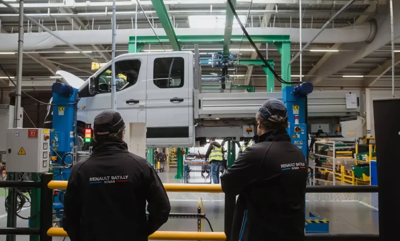 Renault oferă vehicule comerciale carosate direct din fabrică pentru clienții business 1 Renault oferă vehicule comerciale carosate direct din fabrică pentru clienții business